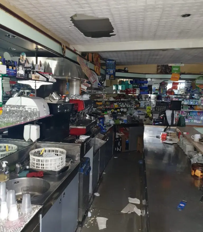 Bar chiuso, ladri fanno buco sul tetto per rubare ma finisce male. FOTO