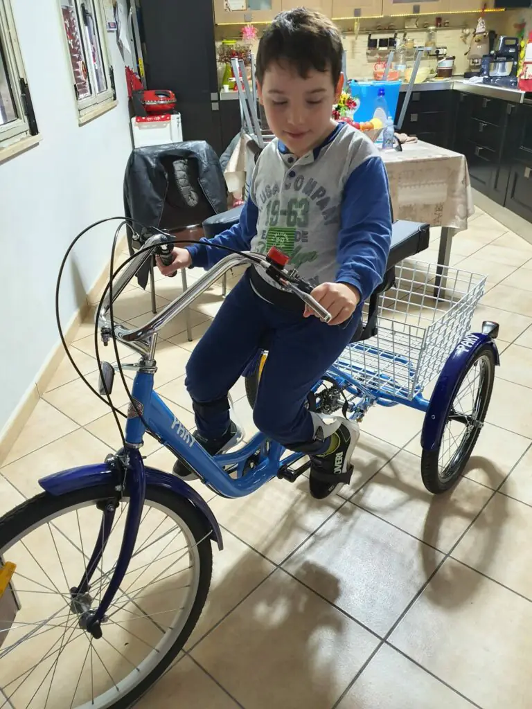Ladri rubano bici a bimbo disabile, azienda gliene regala una nuova