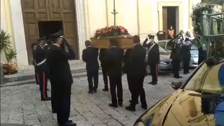Città sconvolta dal lutto: addio al carabiniere 46enne