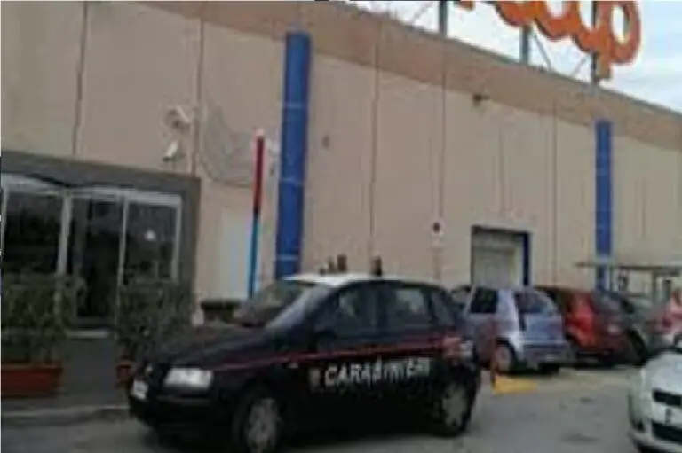 Evade dai domiciliari e va a rubare pezzi d’auto nel parcheggio del centro commerciale