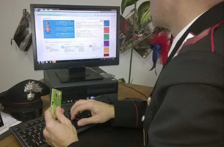 Preleva in continuazione soldi da una carta di credito smarrita e viene scoperto