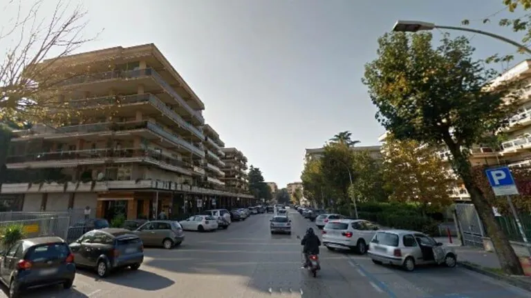 Utilizzava il posto disabili richiesto dalla madre morta due anni fa: nei guai un cittadino
