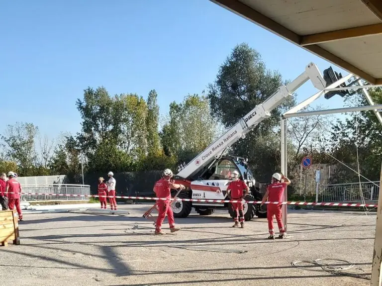 Volontari montano ospedale da campo: “Non ci sono barelle ma sono tutti in piazza”