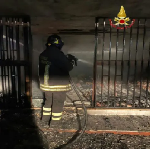 Divampa incendio nella villetta, notte di paura: evitato il peggio. FOTO