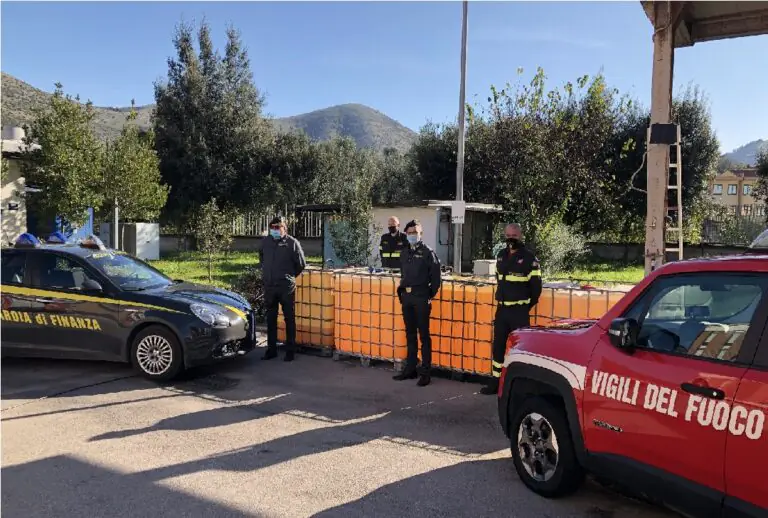 Finanza sequestra 30mila litri di gasolio e lo regala ai vigili del fuoco