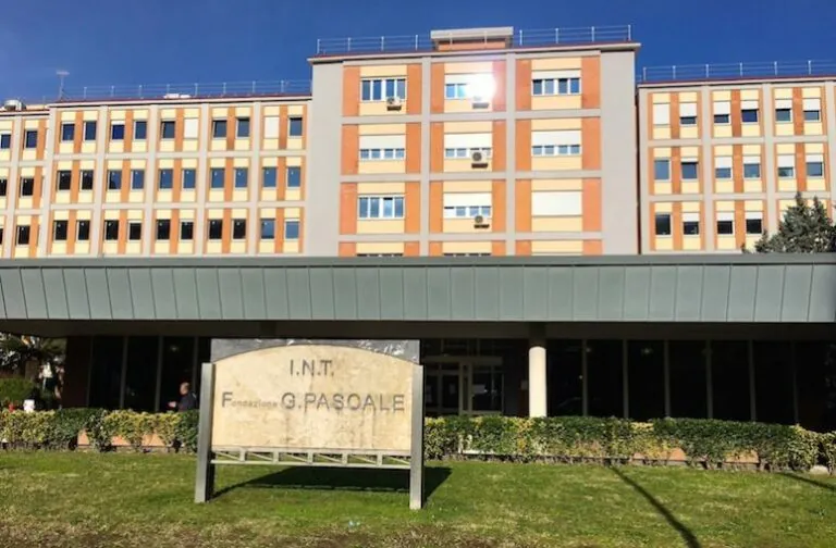Dirotta 4 pazienti dal Pascale alla clinica privata, medico sospeso per un anno dopo indagine