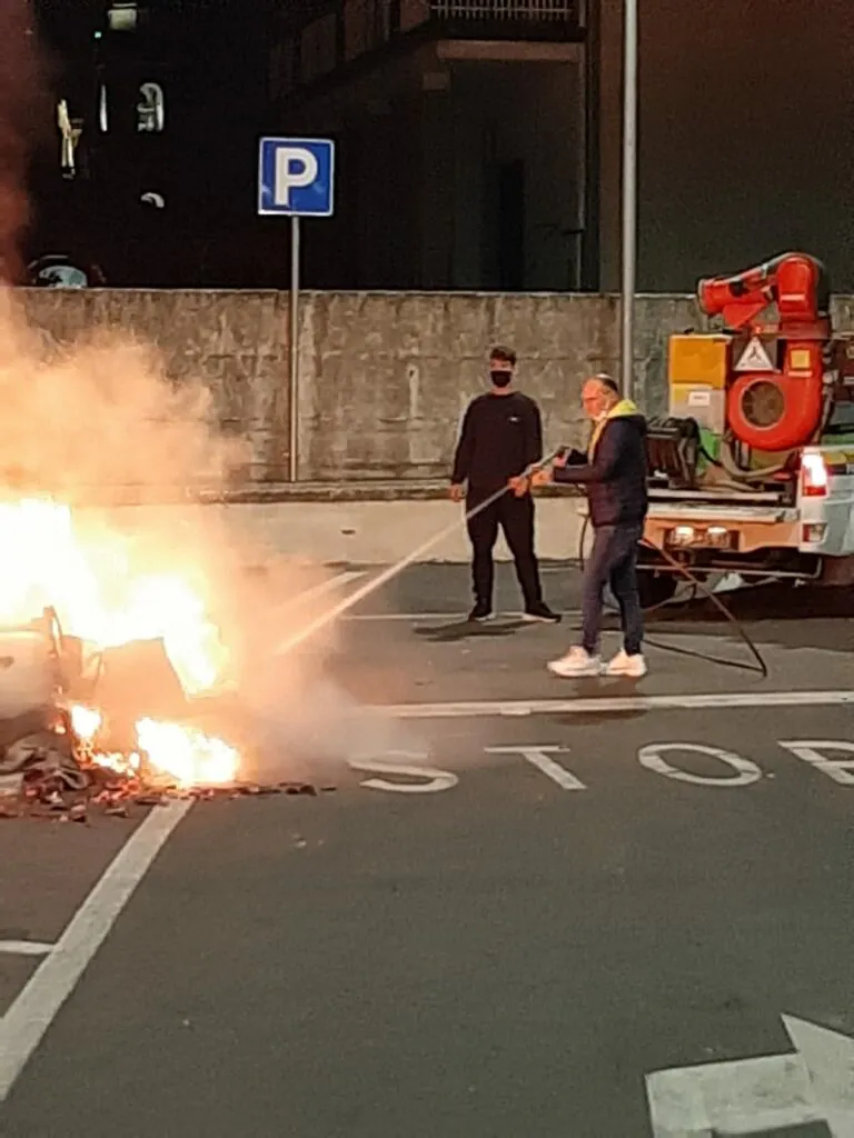 Fiamme alle Botteghelle dopo il raid dei soliti ‘noti’. LE FOTO