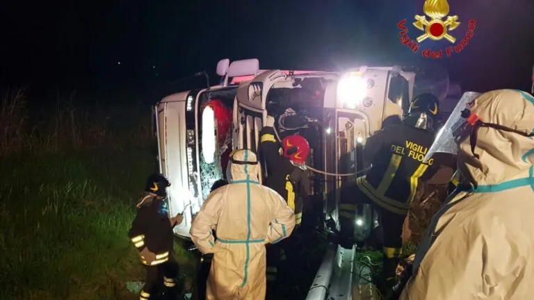 Tir si ribalta sull’A1: autista incastrato tra le lamiere. FOTO