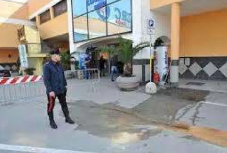 E’ ai domiciliari ma va al centro commerciale a prelevare col bancomat rubato