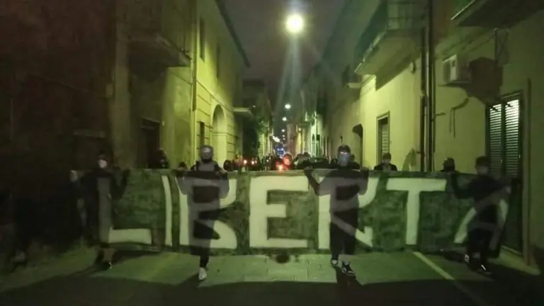 Partito corteo contro zona rossa: fiaccole e striscione per la “Libertà”