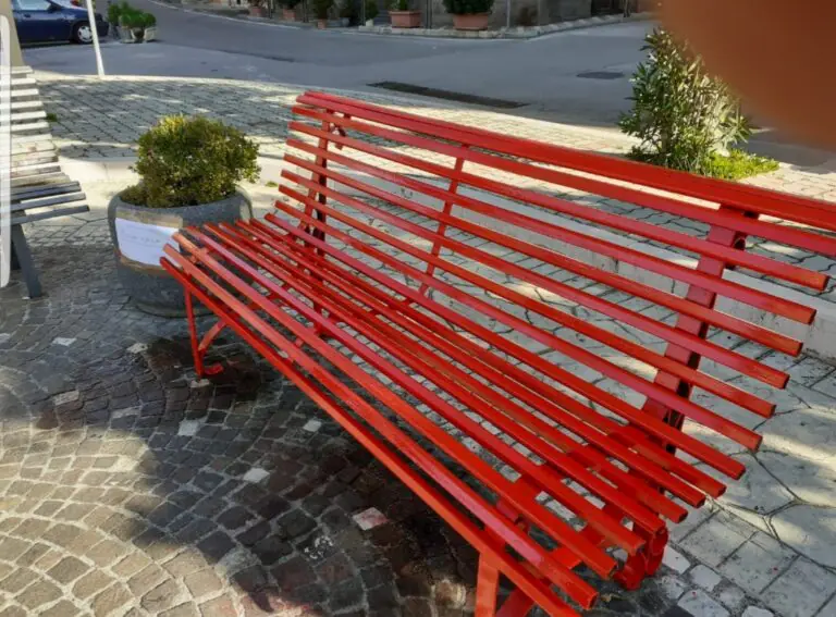 Panchina rossa in piazza a Cancello: oggi l’inaugurazione. C’è anche una dedica
