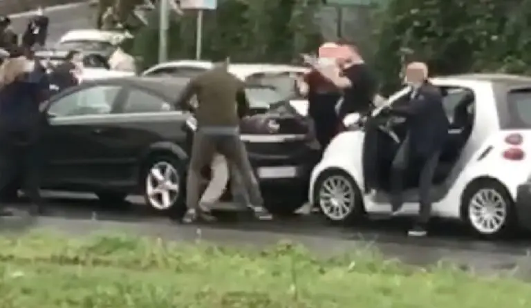 Botte fuori al supermercato per parcheggio, colpito al volto