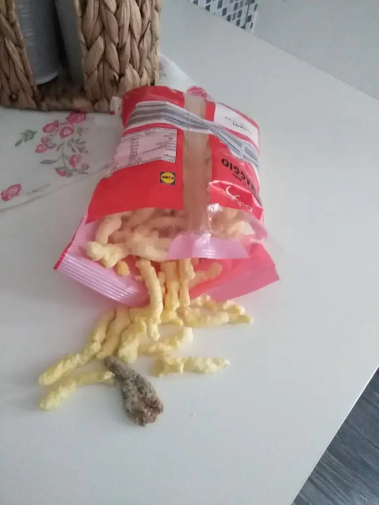 Bimbo di 4 anni compra busta di patatine al supermercato e trova amara sorpresa