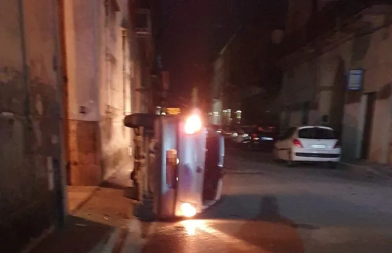 Auto si ribalta, le condizioni dei due feriti. FOTO