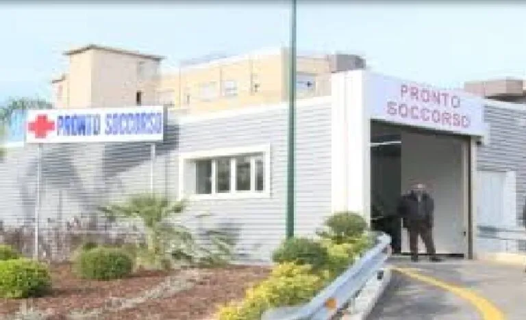 Giù dopo un volo dal tetto, corsa drammatica in ospedale
