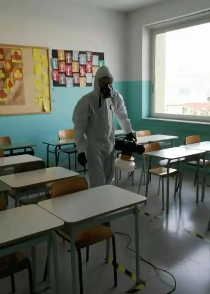 Riaprono le scuole in città, il sindaco: la situazione è migliorata, ci adeguiamo al calendario regionale