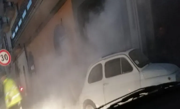 Fumo invade sottopasso, fiamme su 500 d’epoca. FOTO
