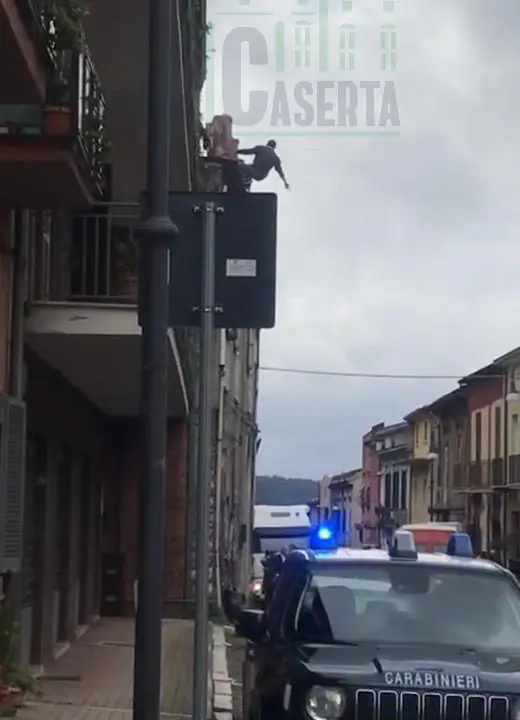 La ragazza lo lascia e lui minaccia di lanciarsi dal terrazzo. Bloccato dopo ore. FOTO E VIDEO