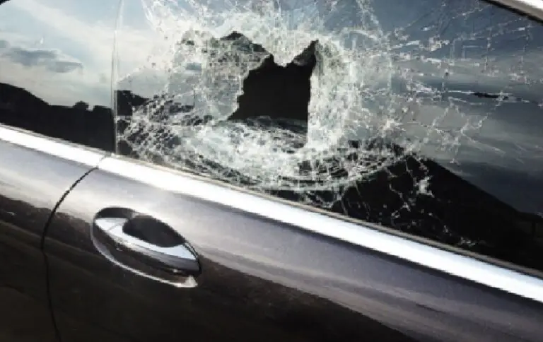 Follie nel coprifuoco: raid contro auto di due consiglieri