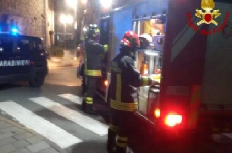 Villetta in fiamme: paura per una coppia di anziani