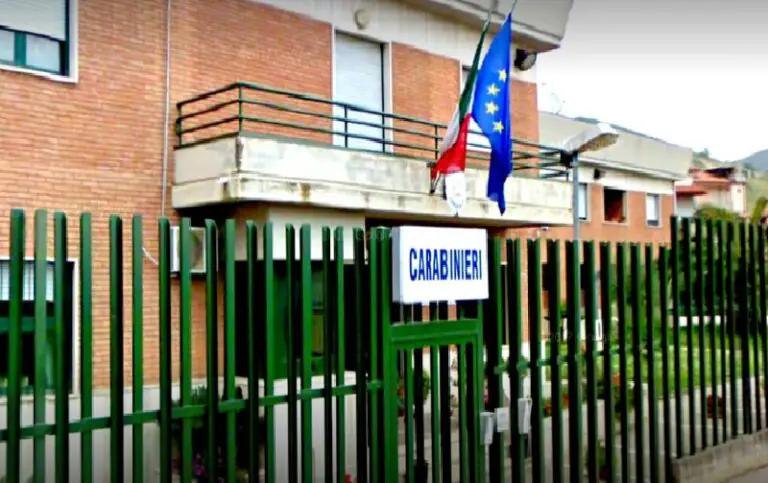 Piomba con l’auto contro la caserma dei carabinieri, choc nel Casertano