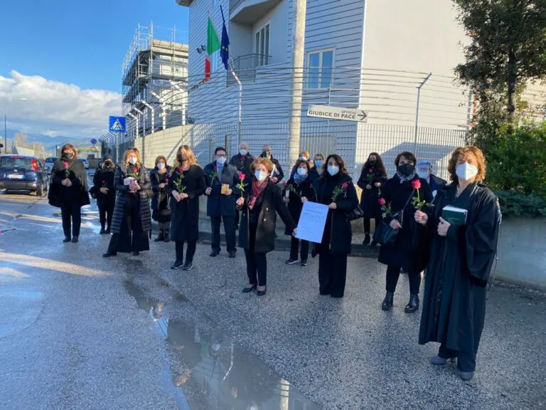 Flashmob dei Giudici di Pace davanti al Tribunale