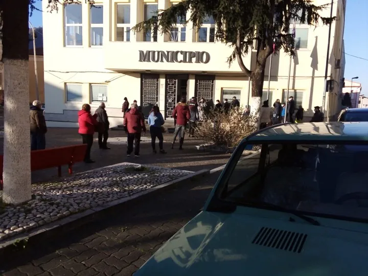 File fuori al Comune già dalla prima mattinata. Ferrara: “Risolveremo”
