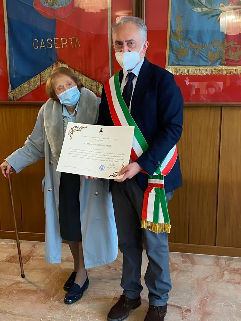Il sindaco Marino conferisce la cittadinanza benemerita all’educatrice Palmira. FOTO