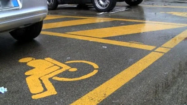 Utilizzava il permesso invalidi della sorella: denunciato e multato