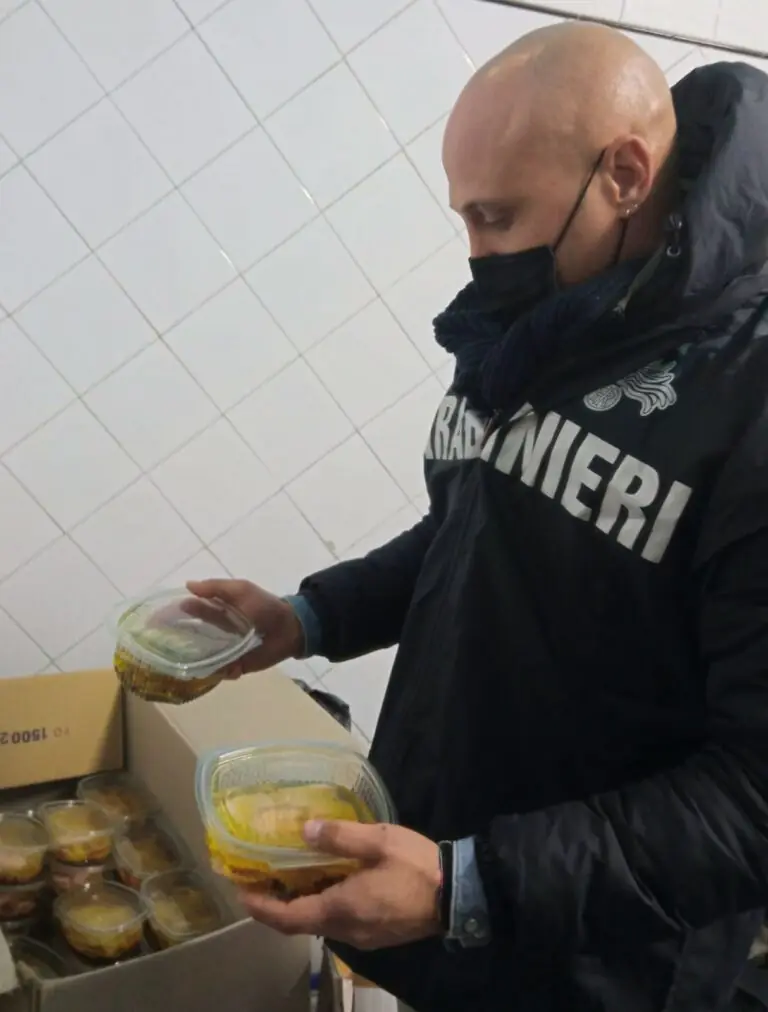 Cenone sicuro, sequestrati 4 quintali di surgelati. Nei guai 11 pescherie. FOTO