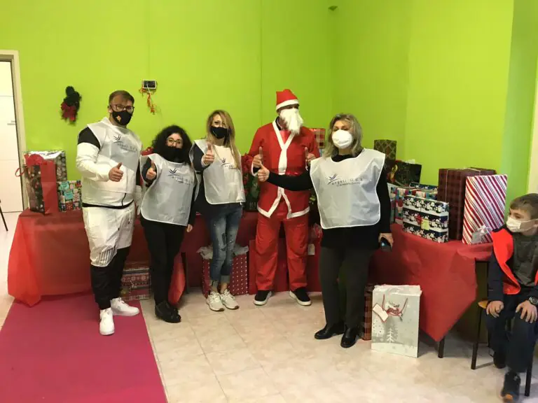 L’associazione Angeli distribuisce pacchi alimentari alle famiglie in difficoltà