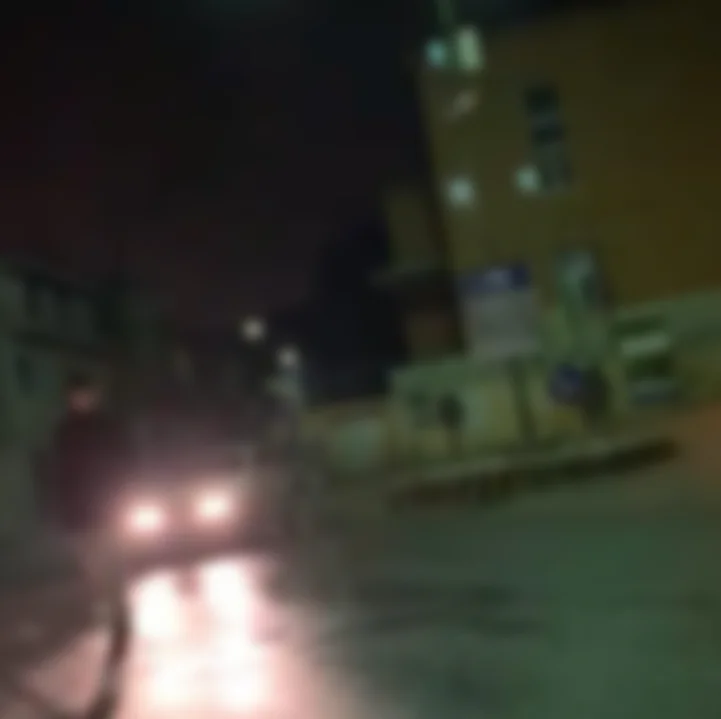 In crisi col compagno va fuori di testa: sgomma e accelera per il paese. La gente ha paura. IL VIDEO