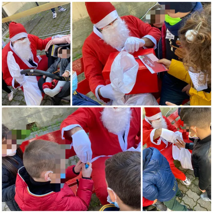 Babbo Natale riceve le letterine dei bambini della frazione