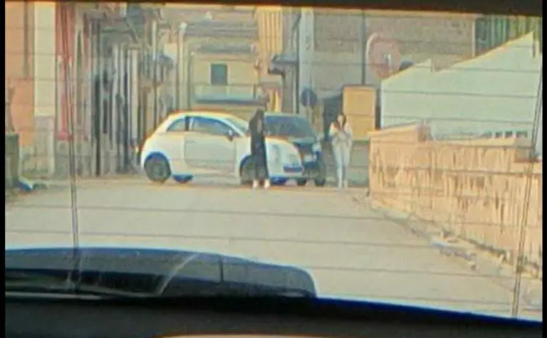 Incidente all’incrocio: scontro tra due auto