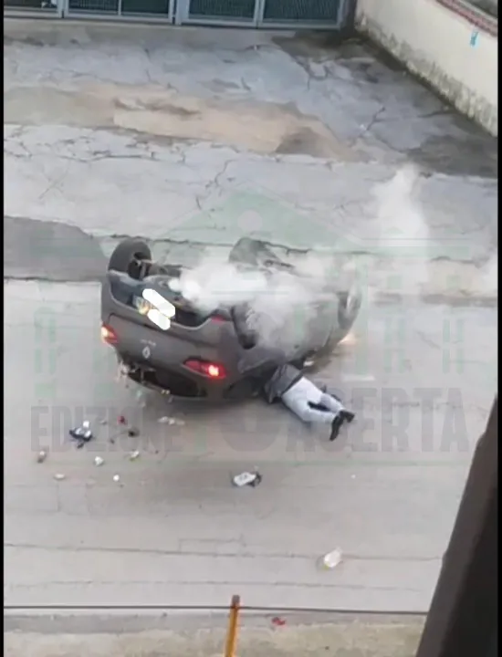 Incidente choc nella frazione: Clio si ribalta dopo impatto. VIDEO