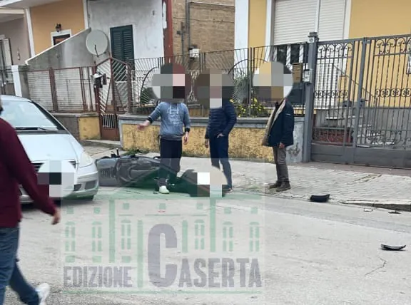 Centrato da un’auto mentre è in scooter. LE FOTO