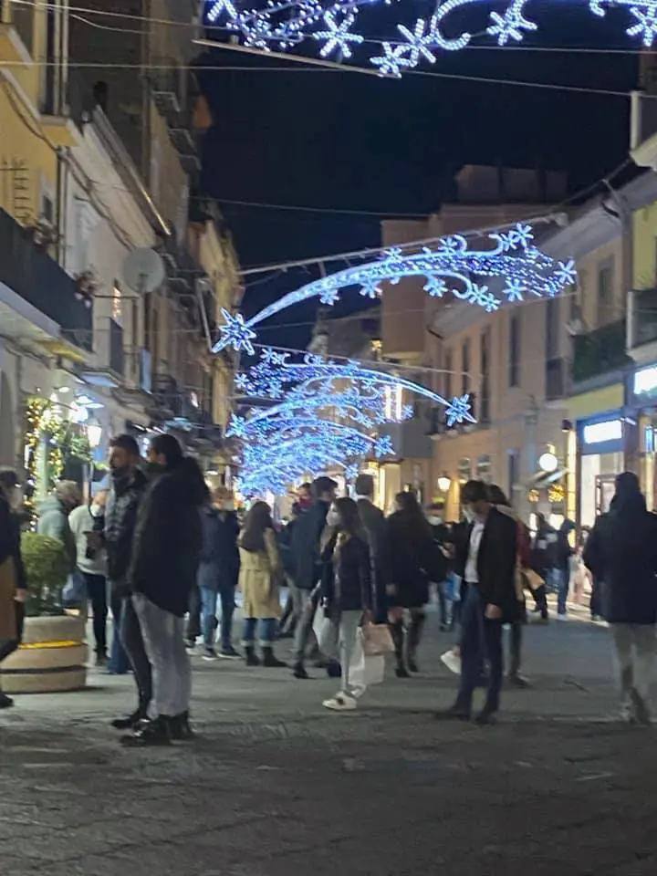 Nuovo Dcpm: le regole in vigore da oggi per shopping e locali
