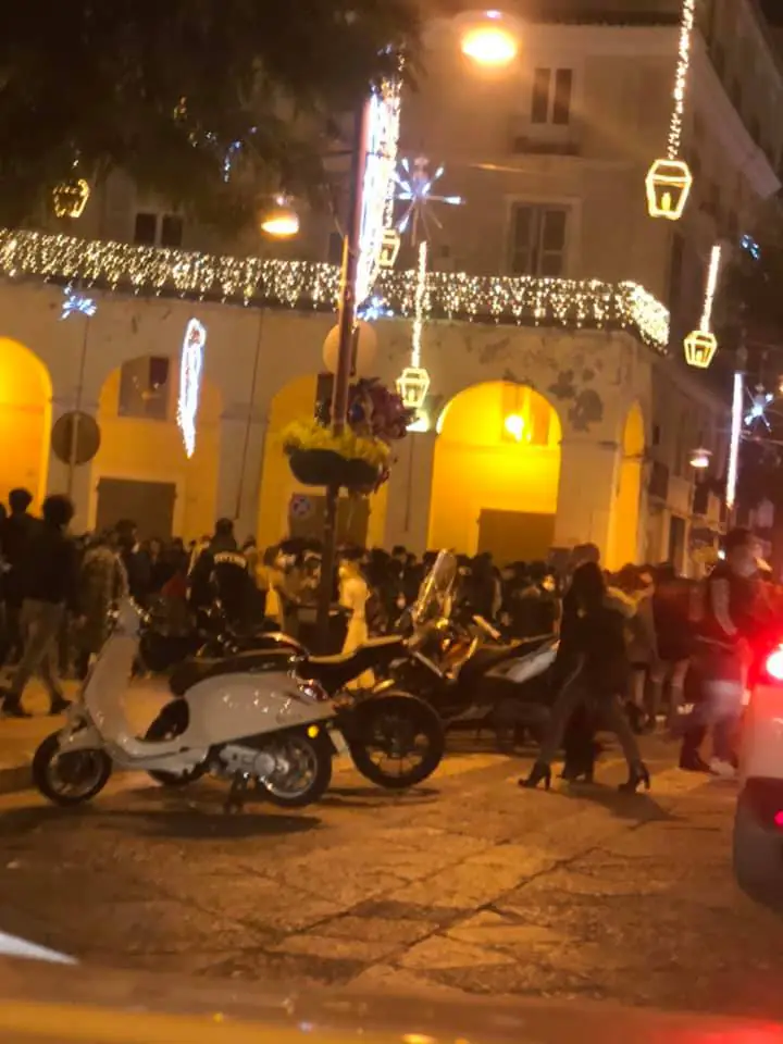Marino e De Luca vietano tutto, ma a Caserta è ressa per shopping e aperitivi. FOTO E VIDEO