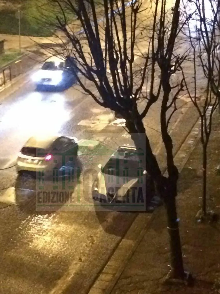 Sangue nelle palazzine, padre portato in questura. Figlio grave in ospedale