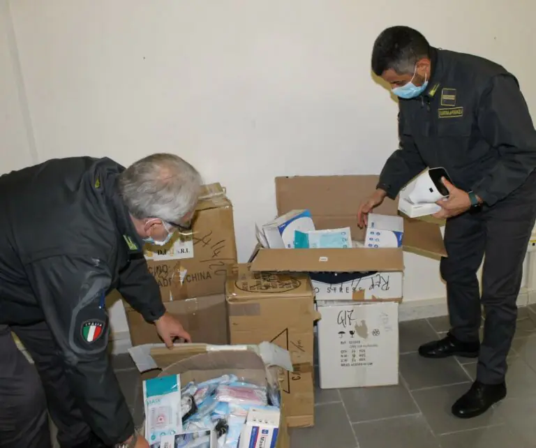 Blitz della Finanza nei negozi cinesi: sequestrati strumenti anti-Covid
