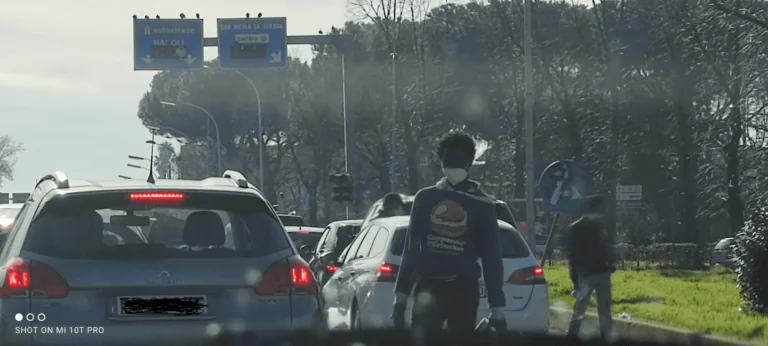 Invasione di lavavetri sul Vialone: automobilisti infuriati