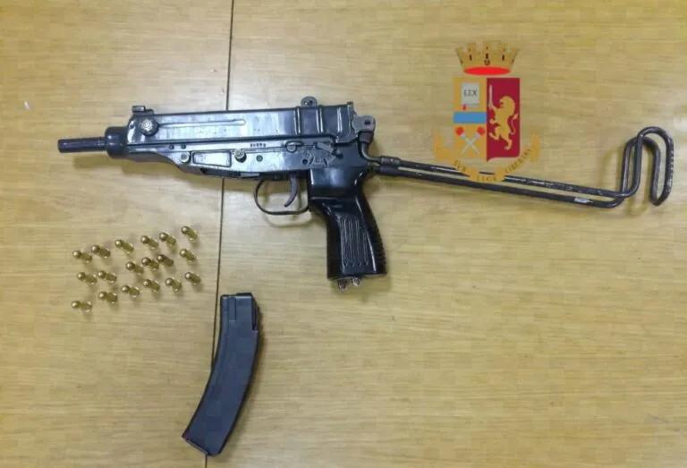Mitraglietta contro agenti: arrestato 23enne casertano. NOME E FOTO