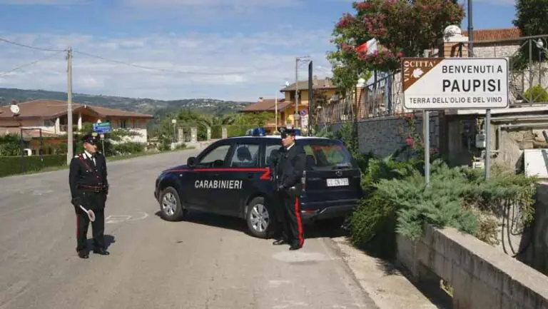 Picchia moglie e lei si rifugia dal vicino, scatta l’arresto
