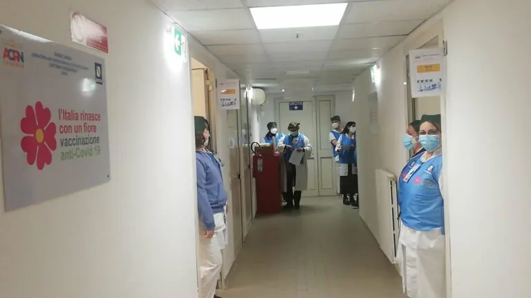 Infermieri autonomi esclusi dalle vaccinazioni, protesta parte da Caserta