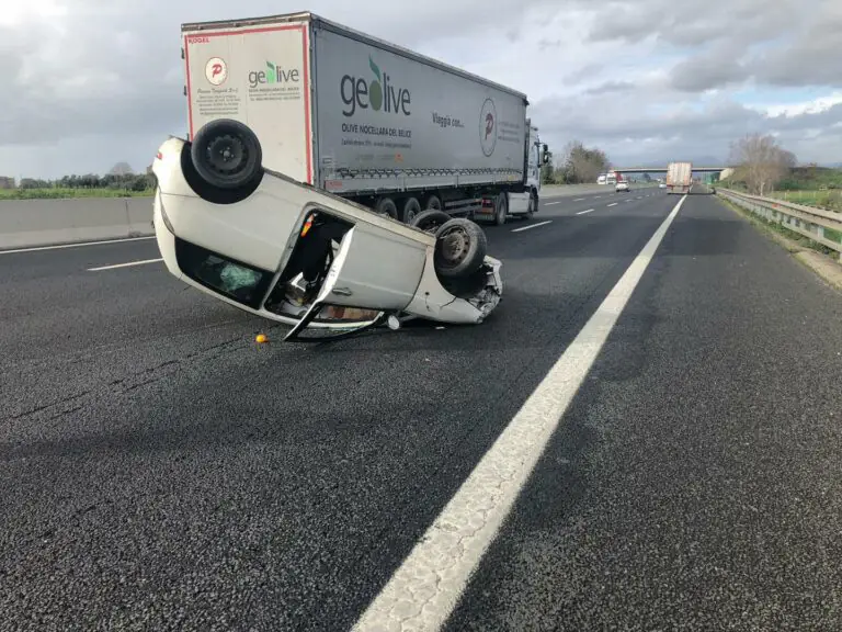 Si ribalta mentre è alla guida, choc in autostrada. FOTO