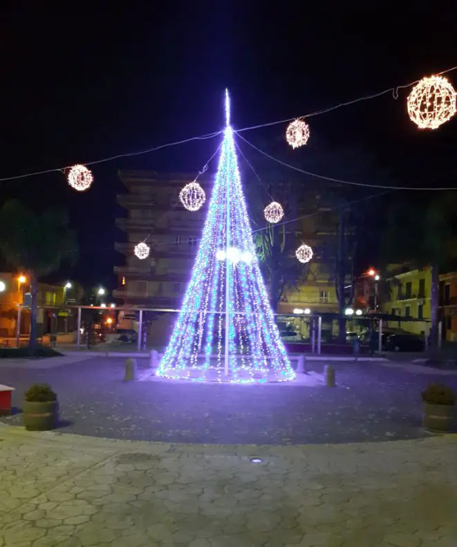 La frazione illuminata dall’albero della speranza