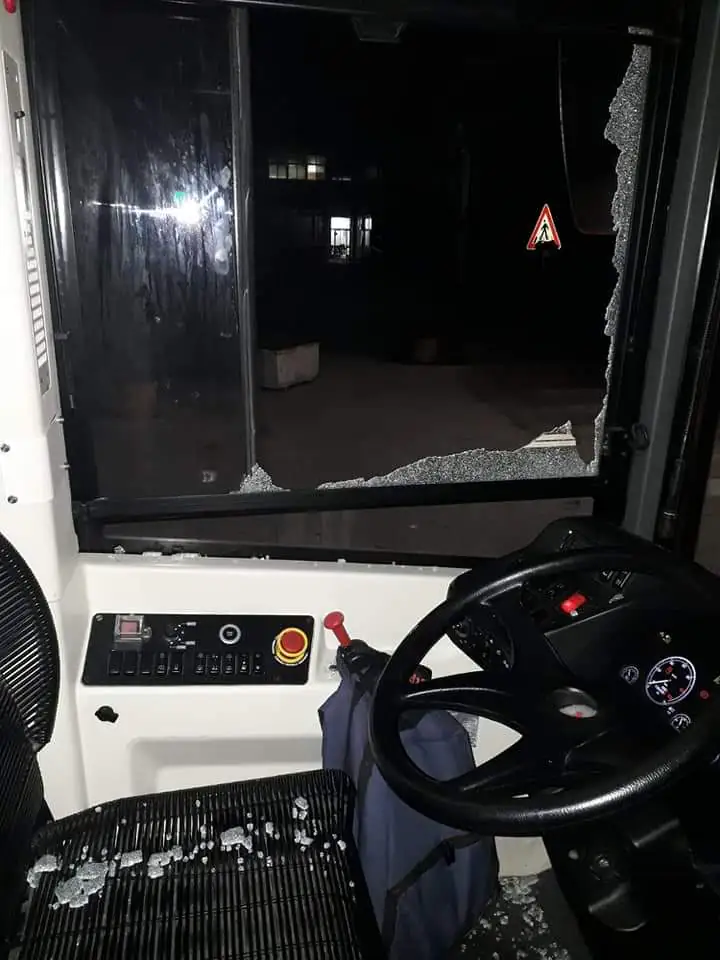 Auto in corsa lanciano sassi contro bus Ctp: “Poteva essere strage”. LE FOTO CHOC