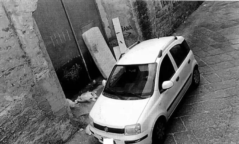 Beccati dalle telecamere a sversare rifiuti, due nei guai. FOTO