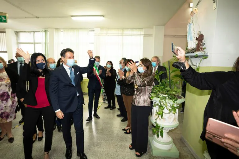 Scuola, l’annuncio di Conte: si torna in classe ma al 50%. Ecco le modalità