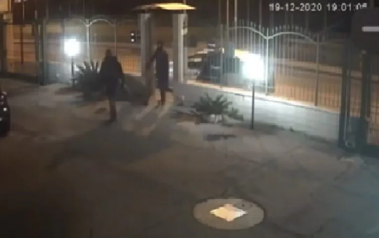 Banda della Bmw in azione in un palazzo condominiale